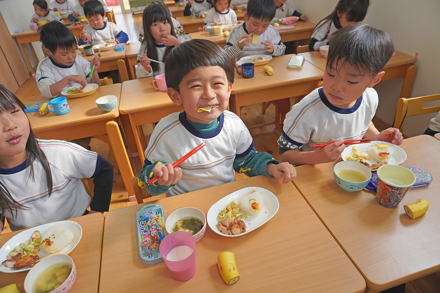 園で遊ぶ子どもたち3