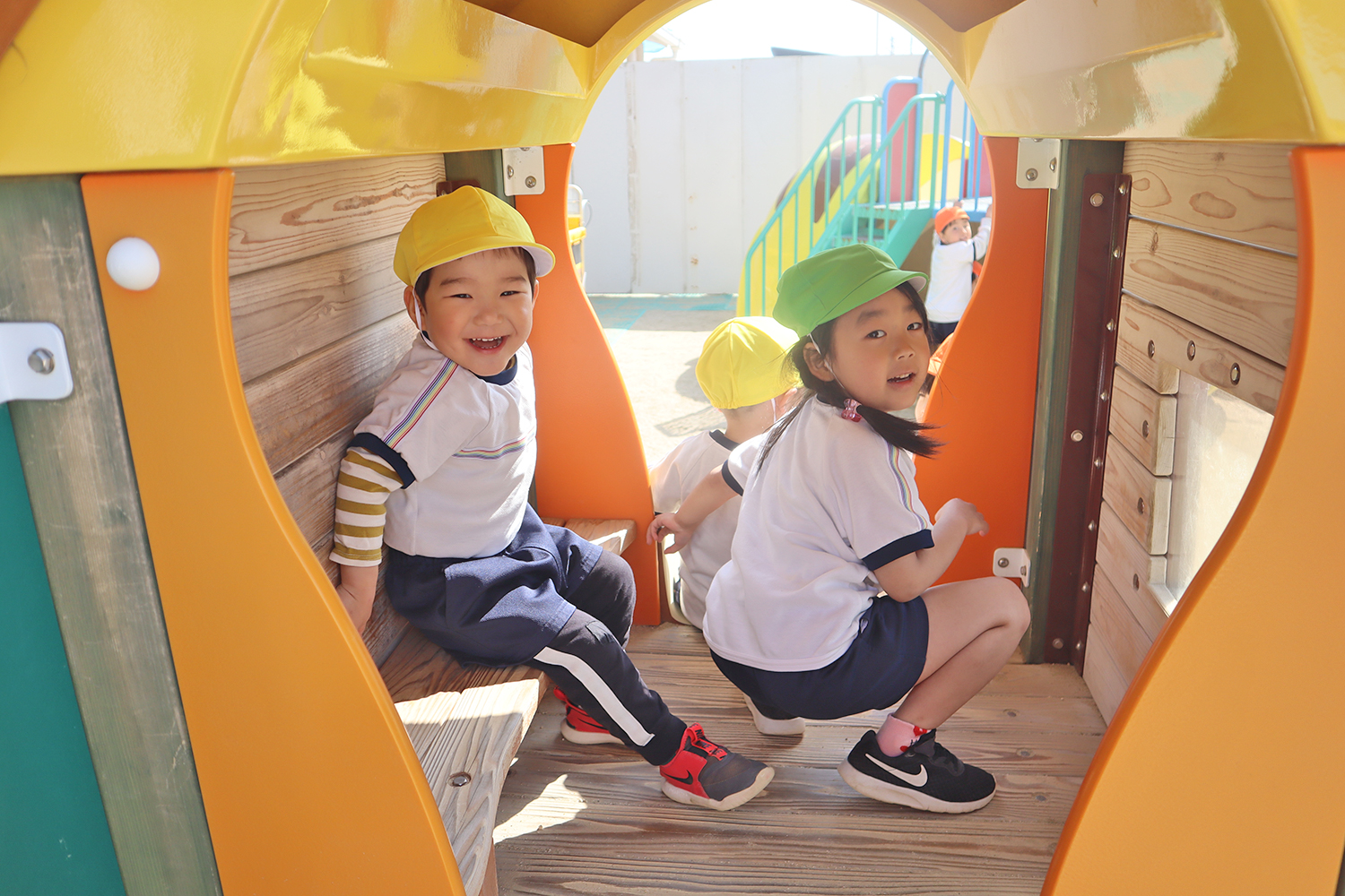 園で遊ぶ子どもたち2